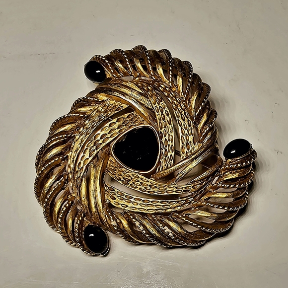 Oscar De La Renta Crystal Swirl Brooch Gold -Tone Metal & Crystal Rare Find - Picture 4 of 5